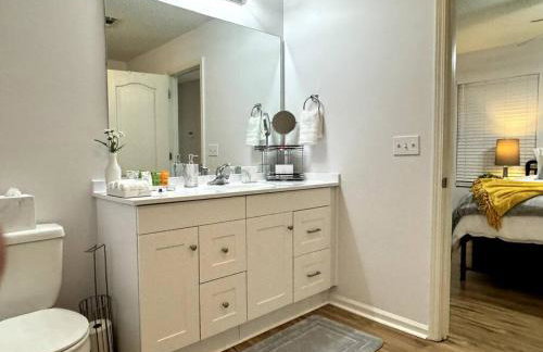 Bright Spacious Renovated Home Master on Main - Foto 14