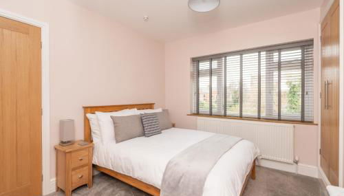 51 Main Avenue Luxurious Modern York House with Garden & Parking Pass the Keys - Foto 2, wardrobe, Other