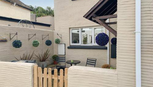 Corner Cottage - Photo 2