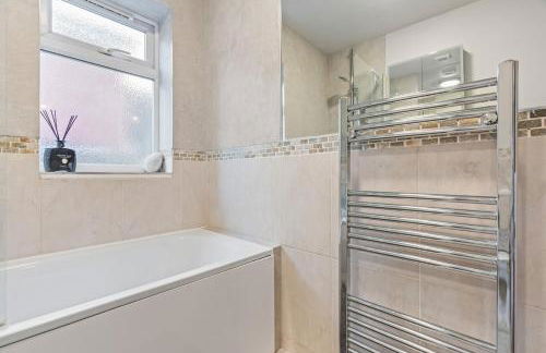 Large 4 Bedroom House Bricket Wood, Van & Car Parking, Sleeps 8 - Foto 24