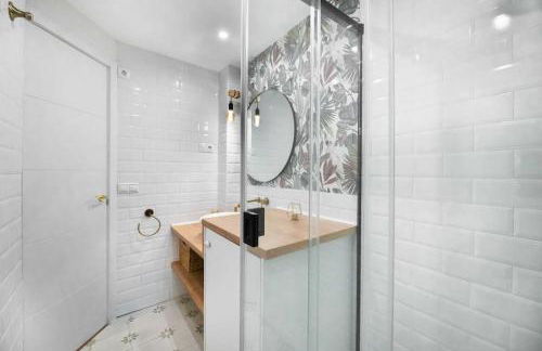 Urban Charm Rooftop Apartment with Vista - Photo 12