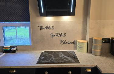 Contemporary & Spacious 1BD - Fireplace with Modern Comforts - Foto 15