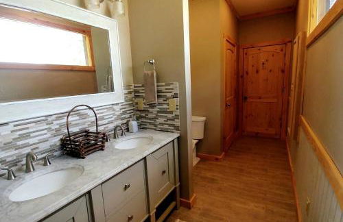 Water's Edge, Covered Porch, Deep Creek as your Backyard Haven, Hot Tub, Pool Table, Fire Pit, Close to Town & Entrance to National Park - Foto 22