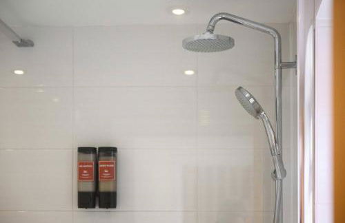 Metrolink Steps Away • Fast City & Airport Links - Foto 20