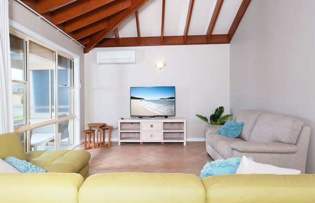 Occy's at Fingal Bay - Photo 10