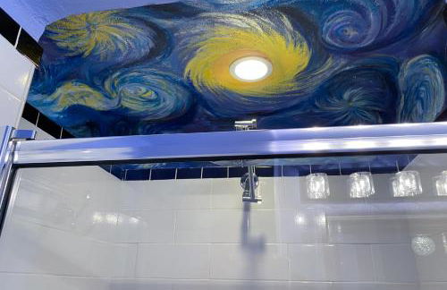 Charming home with pool, enclosed yard, patio & great Woodlawn Lake location - Foto 9