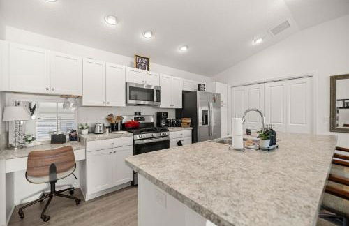 Cozy 2BR in The Villages With BBQ and 4 Seaters Golfcart King Bed - Foto 20