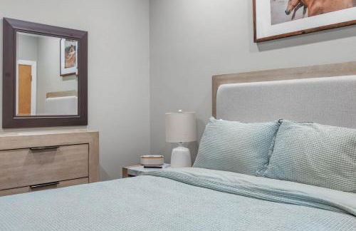 NEW Elegant Downtown Escape with Modern Comforts - Foto 10