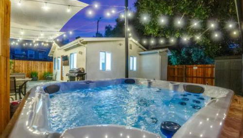 Modern Cottage, Hot Tub, Bistro Patio, Putting Green, Walk to All! - Foto 2