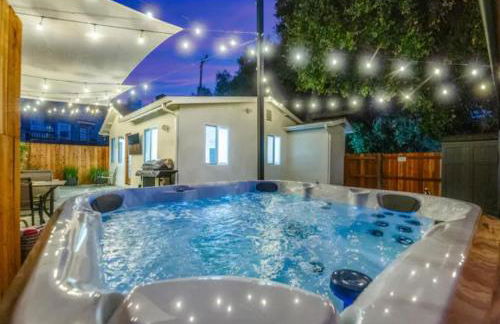 Modern Cottage, Hot Tub, Bistro Patio, Putting Green, Walk to All! - Foto 2