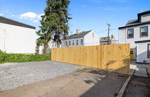 Chic Home with Large Private Yard! Hot Tub, Close To Downtown - Foto 25