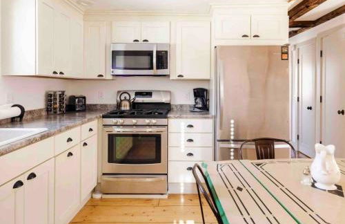 Entire Enchanting, Light-Filled 1830 Farmhouse - Foto 13