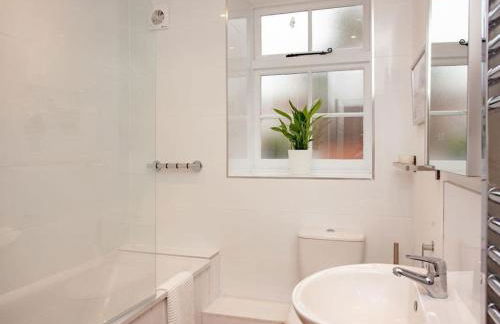 2 Central, spacious, apartment with private patio - Photo 8