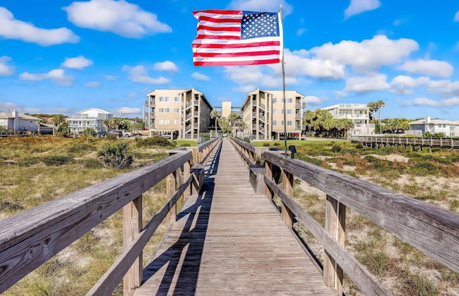 Newly Remodeled Oceanfront Condo with Salt Water Pool and Private Walkway to Beach by RedAwning - Foto 23