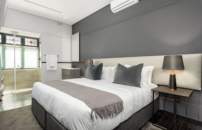 One Calais Luxury Apartments - Photo 16