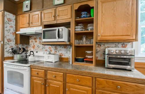 Historic 4BR Colonial with Pool Table and Fire Pit - Foto 16