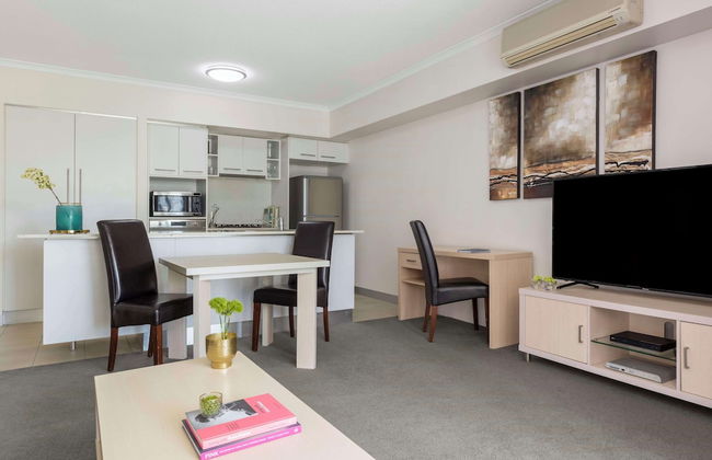 Oaks Brisbane River City Suites - Photo 13