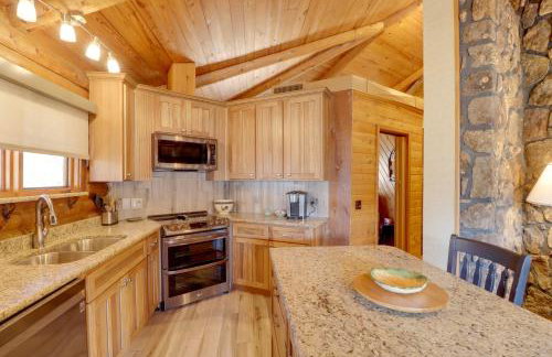 Family-Friendly Riverfront Manor on the Little Red - Foto 10