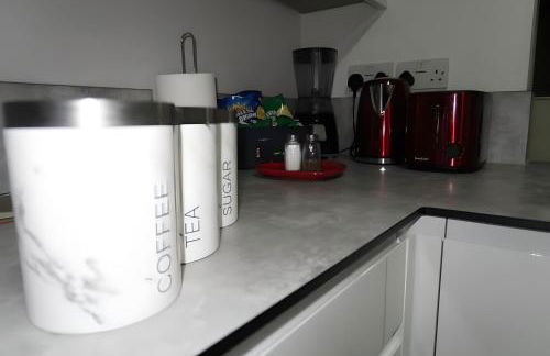 Bloom Court -Sleeps 6-Free Parking with Workspace & High-Speed WiFi - Foto 23