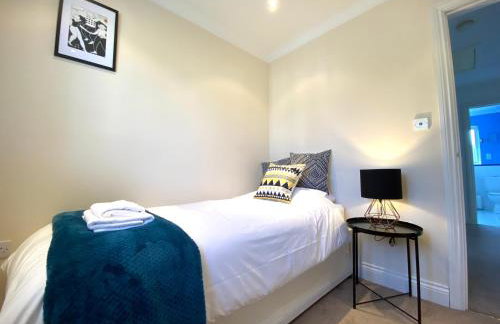 NEW! Luxury YELLOW HOUSE Bright Modern Detatched Home with PRIVATE PARKING, NETFLIX Close Luton, M1, and AIRPORT Ideal for Families, Professionals, Consultants, LONGER STAY OPTIONS - Foto 4