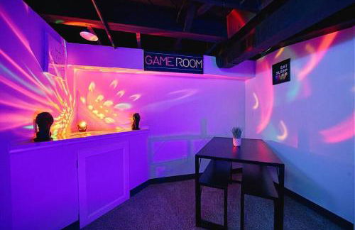 Beautiful Modern home with all year use HOT TUB, Pool table, Game room, & Propane fire pit!! - Foto 41