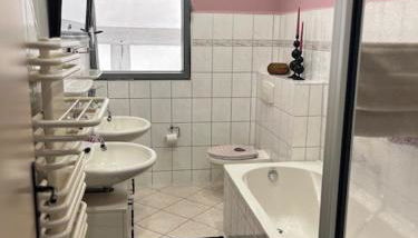 FeWo mit 3 SZ, direkte Innenstadtlage, Südterrasse, Parkplatz auf dem eigenem Privatgrundstück, 2x E-Bike und E-Autoladesäule inklusive, Konzertkirche, Schauspielhaus, FH, Jahnsportforum sowie der Tollensesee sind fußläufig in ein paar Minuten erreichbar - Foto 3, Shower