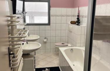 FeWo mit 3 SZ, direkte Innenstadtlage, Südterrasse, Parkplatz auf dem eigenem Privatgrundstück, 2x E-Bike und E-Autoladesäule inklusive, Konzertkirche, Schauspielhaus, FH, Jahnsportforum sowie der Tollensesee sind fußläufig in ein paar Minuten erreichbar - Foto 3