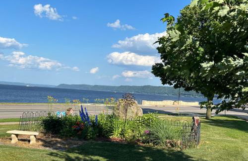 Cheerful beautiful home with an amazing lake view - Foto 44