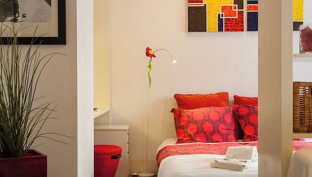 JOIVY Color-block studio w/workspace &free parking at the heart of Santa Catarina - Foto 4, Habitación