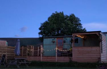 Red darren luxury hut - Photo 9