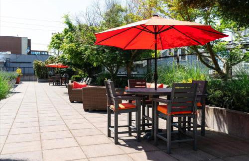 Chic 2BR • King Beds • Huge Patio • 95 Walk Score! - Foto 52