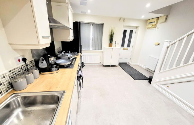 Large Modern House with Parking - Photo 48