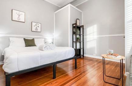 Homey Lodge - Cozy home / Walk to Revolution Mill / Near Downtown / Perfect for groups and family / Free parking - Foto 28