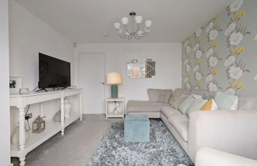 3BDR House By Vista Stays Short Lets & Serviced Accommodation Glasgow Scotland With Driveway Parking and PS4 - Foto 14