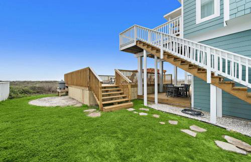 Oceanfront home with pool, large decks, fire pit and private walkover to the beach - Foto 46