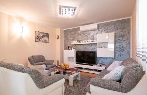 Holiday Home Villa Mile mit beheiztem Pool- Grill und Terrasse by Interhome - Foto 15