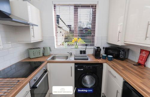 Award-Winning Four Bedrooms House, Parking, WiFi By Derby Short Term Rental Short Lets & Serviced Accommodation Derby - Foto 11