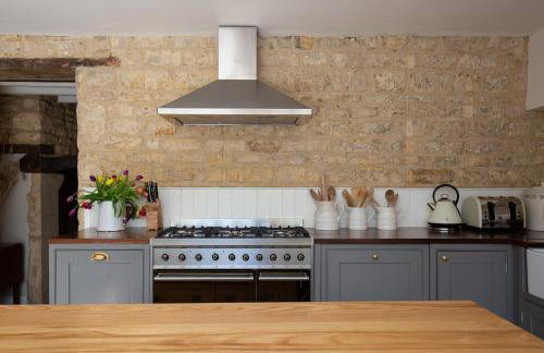 Gleneda Cottage - a renovated, traditional Cotswold cottage full of charm with fireplace and garden - Photo 25