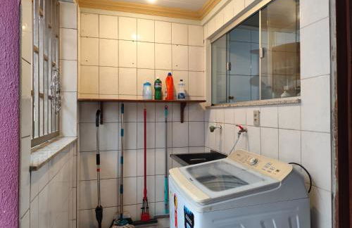 Casa com suítes privativas - Localização no centro, perto de serviços e pontos turísticos - Foto 11