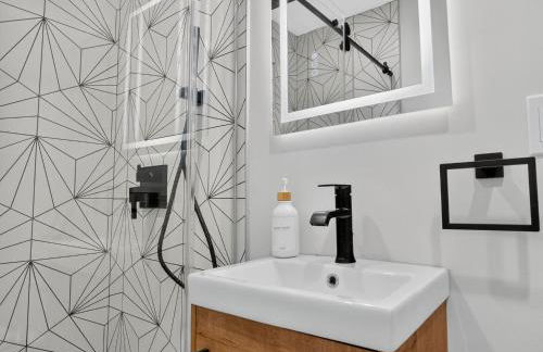 LUX Retreat Home with Yard - Foto 9