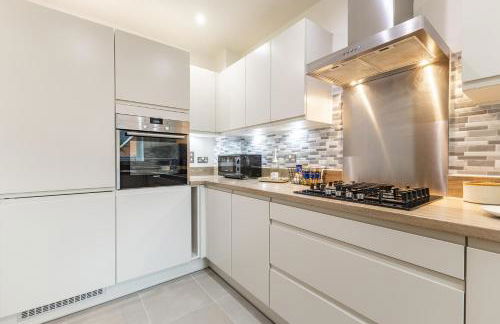 Heathrow House with Parking - Sleeps 5 near M25, Virginia Water, Thorpe Park & Legoland, Mid To Long Term Bookings Welcome - Foto 18