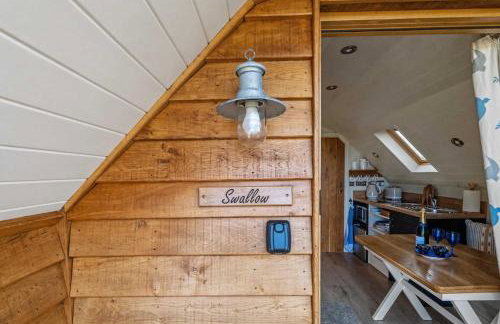 Swallow Light-filled pod with far-reaching scenic views - Photo 23