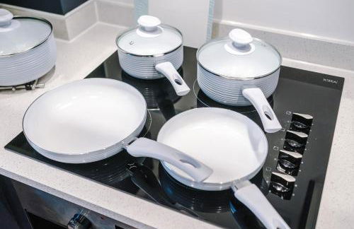 Stunning 3 Story Home, 3 x King Size Beds, Pool Table, Free Parking x2, Ping Pong - Foto 33