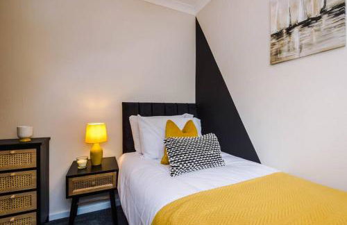 Cheerful 3 bedroom home with parking near Chester - Photo 3