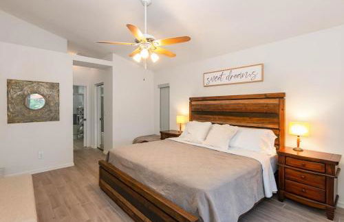 Spacious Luxury Pool Home Oasis - 8mi to Airport - Foto 29