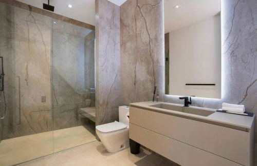 Ultra-Luxurious BH Estate with Pool, Theatre, Views - Foto 32