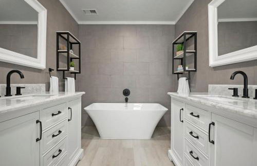 Serenity by the Sea! Cozy pool home with putting green & fire pit! - Foto 26