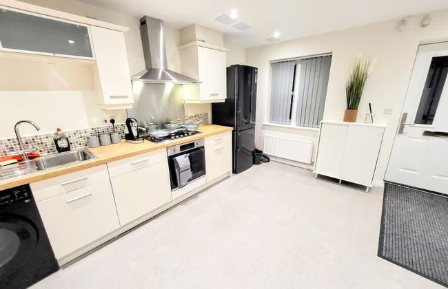 Large Modern House with Parking - Photo 33