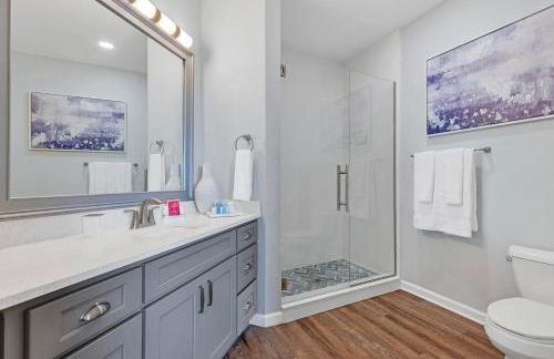 Top floor condo with view of lake, pool and fireworks! Next to Convention Center! - Foto 46