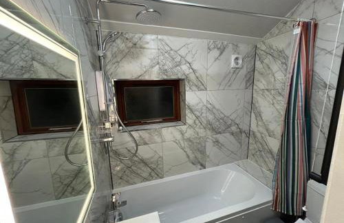 Minstead Houses 5 Bedroom Large House inc 3 Twin Rooms B24 just off M6-J6 Free Parking Driveway 2 Showers Bath 2 WCs Fast Wi-Fi Garden Airport NEC Contractor HS2 Teams Weekly Stays Welcomed Best-in-Class - Foto 19